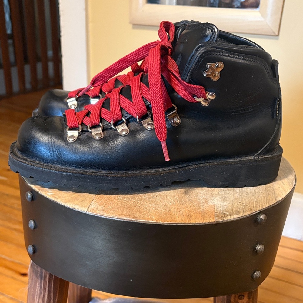 Danner Mountain Pass Black Glacé hiking boots with contrast Red Laces - Picture 3 of 12